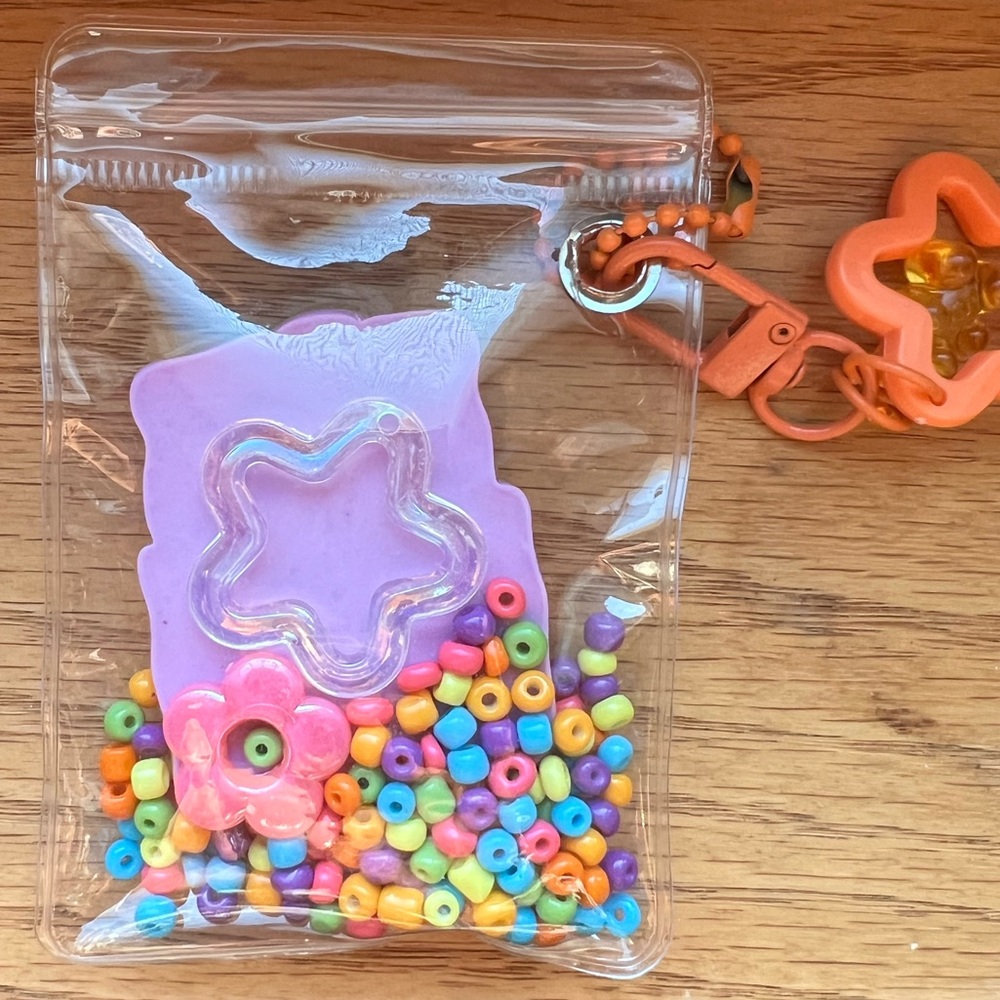 Colorful Beaded Keychain featuring Shin-chan - Manga/Anime Character - Picture 2 of 5